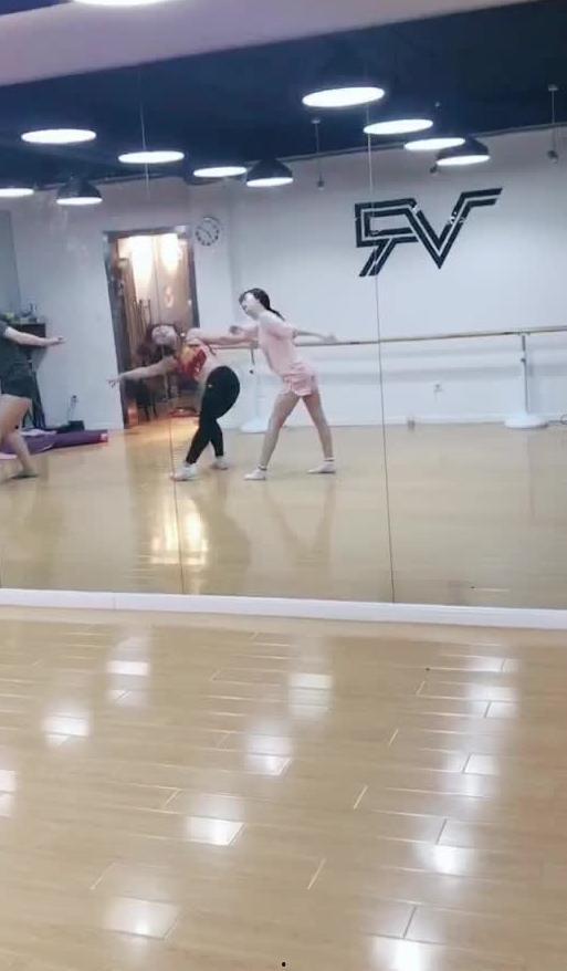 人家吃瓜跳舞视频,揭秘网红吃瓜跳舞视频背后的魅力