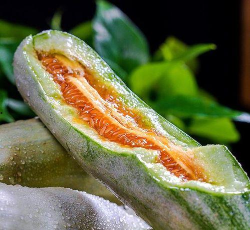 小伙吃脆瓜视频,小伙挑战美味脆瓜，网友直呼过瘾！