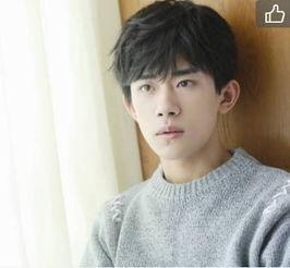 吃瓜少女张小寒 易烊千玺视频,易烊千玺与吃瓜少女张小寒的甜蜜互动瞬间