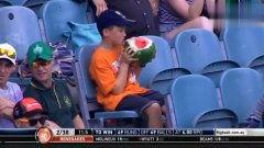 足球解说员吃瓜视频下载,揭秘场外花絮，带你领略不一样的足球世界