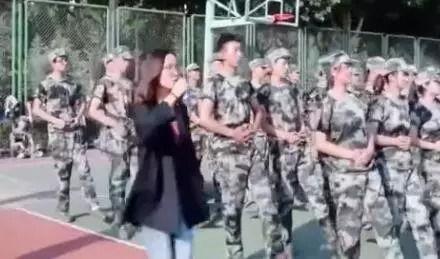 军训大学生跳舞视频51吃瓜,校园风采引网友热议