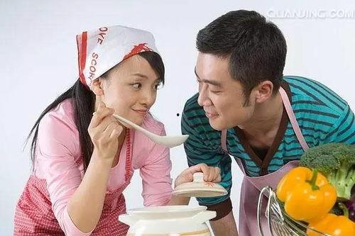 夫妻打闹孩子吃瓜视频,孩子成“吃瓜群众”，温馨家庭瞬间变喜剧舞台